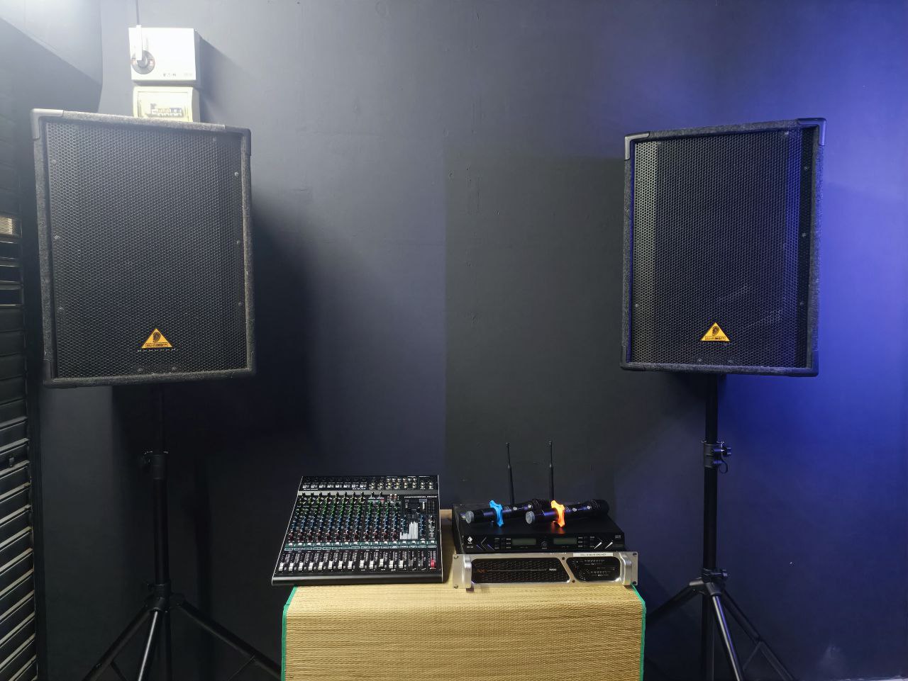 A photo of 16 channel prosound mixer, 2 wireless mic, power amplifier, 2 behringer speakers